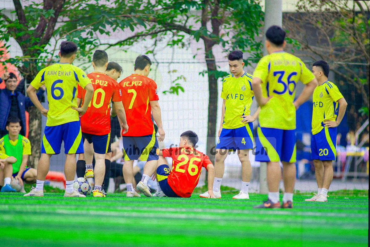 客服邮箱、服务电话与区域窗口等多条联络路径汇聚到统一受理节点的抽象示意图